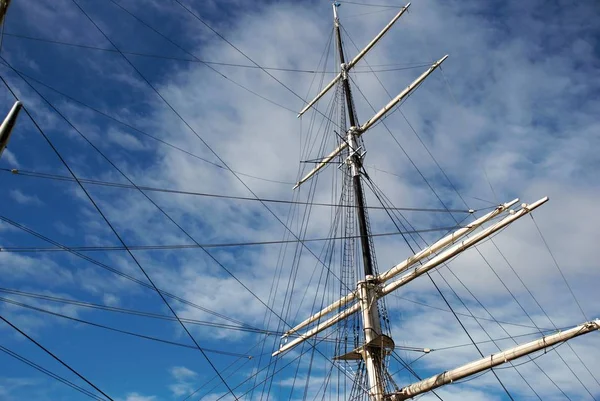 Mast Van Een Zeilschip Tegen Een Blauwe Lucht — Stockfoto