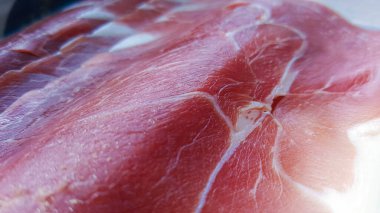 Jamon çok ince katmanlara bölünmüş.