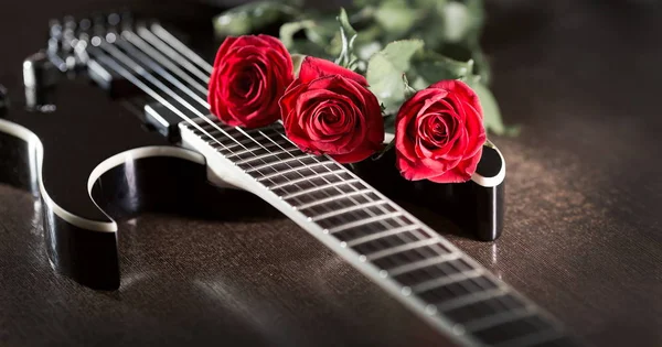 Three Roses Black Electric Guitar — Stock Photo, Image