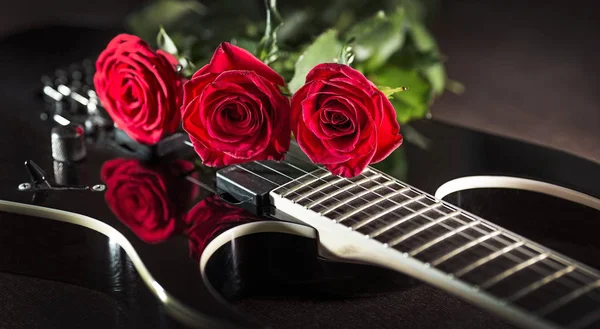 Three Roses Black Electric Guitar — Stock Photo, Image