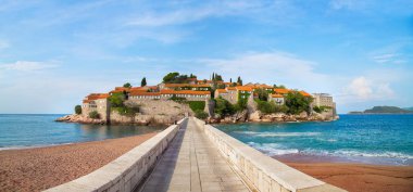 Karadağ'daki St. Stefan adasının görünümü