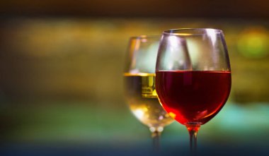 İki kadeh kırmızı beyaz şarap.