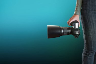 kız eli mavi arka planda kamera tutar