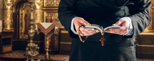 Las manos femeninas sostienen el libro de oraciones y el rosario — Foto de Stock