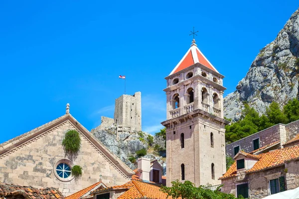 Věže starého města Omis v Chorvatsku — Stock fotografie