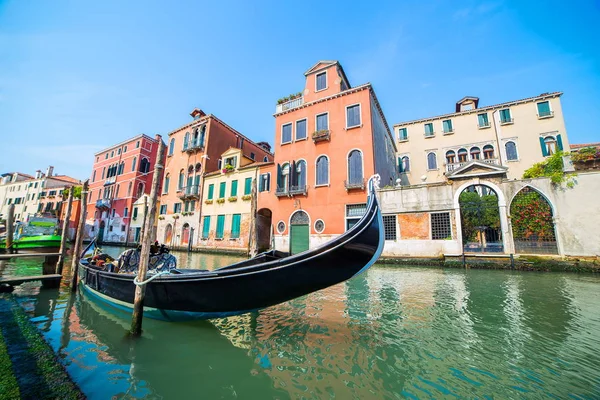 Gondona na vodním kanálu v Benátkách — Stock fotografie