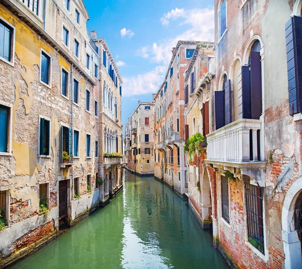 Canal de agua entre edificios antiguos en Venecia — Foto de Stock