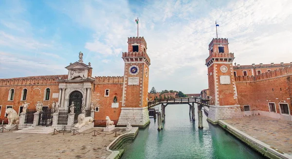 Canal de agua y puerta de entrada al Arsenal Veneciano — Foto de Stock