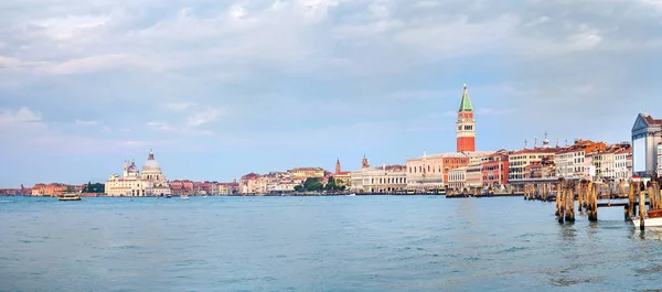 Panorama von gebäuden in der nähe des großen kanals in venedig — Stockfoto