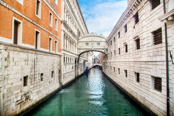 Canal de agua entre edificios antiguos en Venecia — Foto de Stock