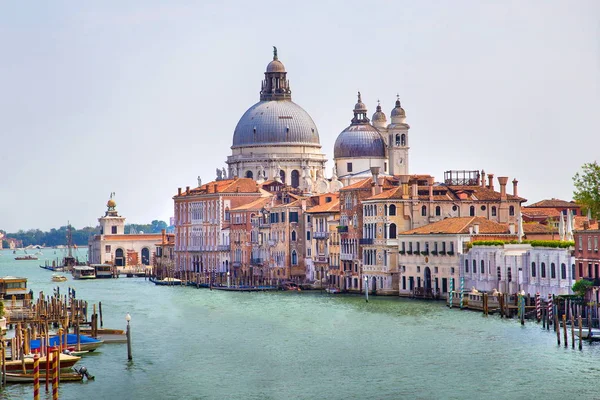 Alte venezianische gebäude und wasserkanal in italien — Stockfoto