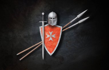 Kırmızı kalkan çapraz bulmaca miğferi ve mızrakla süslenmiş koyu grunge arka plan