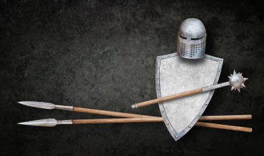 Kask kalkanı topuzu ve arka planda iki mızrak.