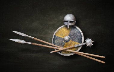 Viking 'in silahı koyu grunge arka planda.