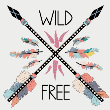 renkli resimde çapraz etnik oklar, tüyler ve kabile süsleme ile. Boho ve hippi tarzı. Kızılderili motifleri. Vahşi ve ücretsiz posteri.