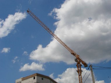 Turna ve bina mavi gökyüzüne karşı yapım aşamasında