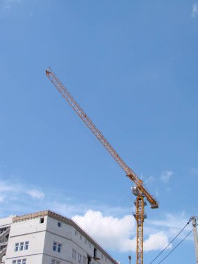 Turna ve bina mavi gökyüzüne karşı yapım aşamasında