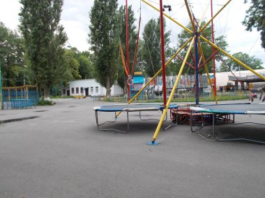 Terk edilmiş bir lunapark. Çocuklar için eski terk edilmiş eğlence parkı.