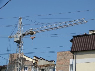 Turna ve bina mavi gökyüzüne karşı yapım aşamasında