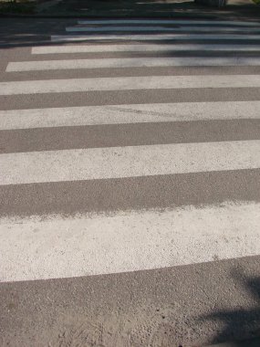 Zebra yaya güvenliği için yolda ne zaman street yürüyüş insanlar.