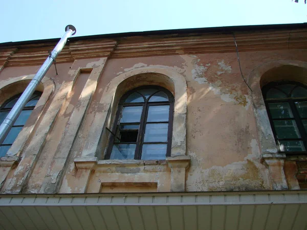 红色水泥旧墙上的开放式木制铁复古质朴窗户的细节 — 图库照片