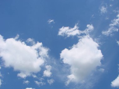 Sabah arka planda güneş gökyüzü bulutlar. Mavi, beyaz pastel cennet, yumuşak odaklama lens flare güneş ışığı.