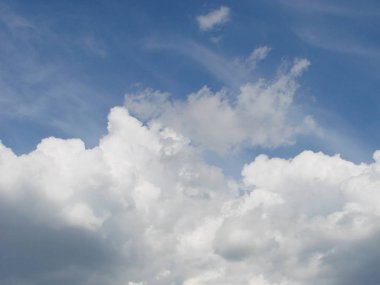 Arka planda bulutlar olan mavi gökyüzü. Mavi gökyüzündeki bulutların deseni.