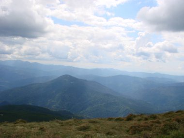 Resim Dağ Goverla alınmıştır. Bulutların ve Karpat Dağları'nın fotoğraf görünümü.