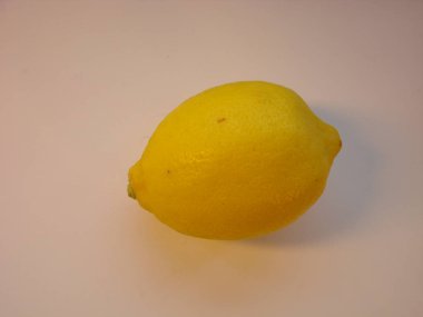 Limon dilimi ile Limon ve beyaz arka plan üzerinde izole yaprakları.