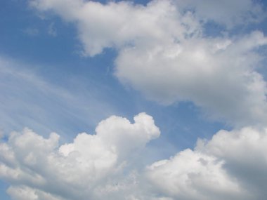 Arka planda bulutlar olan mavi gökyüzü. Mavi gökyüzündeki bulutların deseni.