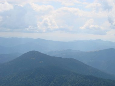 Resim Dağ Goverla alınmıştır. Bulutların ve Karpat Dağları'nın fotoğraf görünümü.