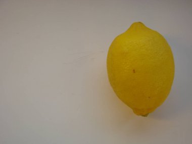 Limon dilimi ile Limon ve beyaz arka plan üzerinde izole yaprakları.