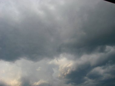 Işık ve karanlık ve dramatik fırtına bulutları arka planda