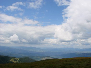 Resim Dağ Goverla alınmıştır. Bulutların ve Karpat Dağları'nın fotoğraf görünümü.