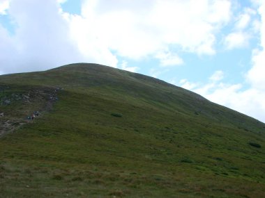 Resim Dağ Goverla alınmıştır. Bulutların ve Karpat Dağları'nın fotoğraf görünümü.