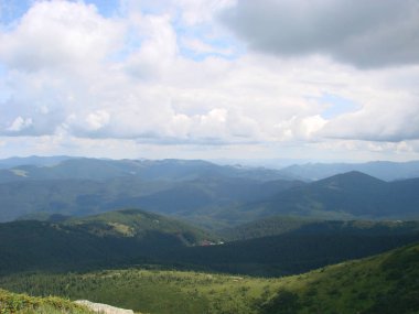 Resmi dağdan Goverla çekildi. Bulutlar ve Karpat Dağları fotoğraf görünümü.