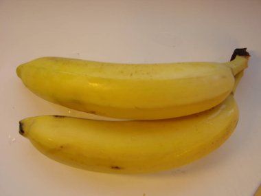 Beyaz arkaplanda izole edilmiş muz sürüsü.