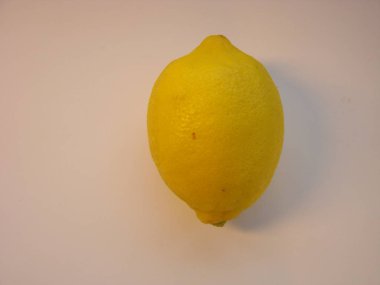 Limon dilimi ile Limon ve beyaz arka plan üzerinde izole yaprakları.