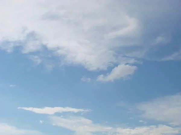 Mondo ambiente concetto giorno: astratto bel cielo blu e bianco nuvole sfondo carta da parati — Foto Stock