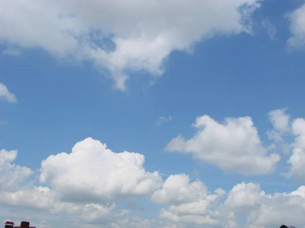 Mavi gökyüzü ve kopyalama alanı olan bulutlar — Stok fotoğraf