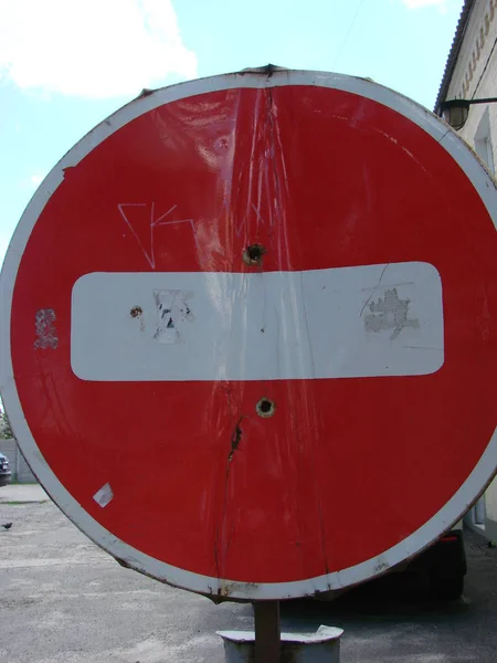 El tráfico está prohibido, la señal de tráfico aislada sobre fondo blanco. Señal roja y blanca. Prohibición . — Foto de Stock