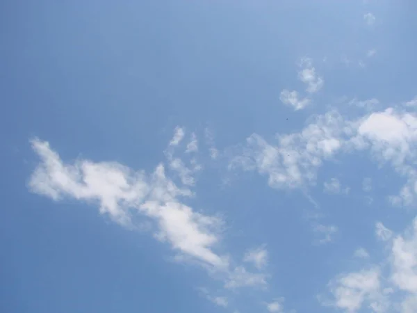 Bellissimo cielo blu con raggi di sole e nuvole. Raggi solari. — Foto Stock