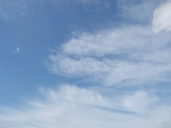 Nuvole luminoso blu estate cielo nuvolosopaesaggio natura sfondo — Foto Stock