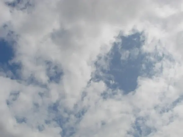 Sole nuvole cielo durante lo sfondo mattina. Blu, bianco cielo pastello, lente soft focus bagliore luce solare . — Foto Stock