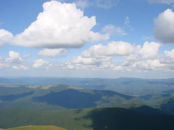 Das Bild wurde von der Bergregion aufgenommen. die Foto-Ansicht der Wolken und der Karpaten. — Stockfoto