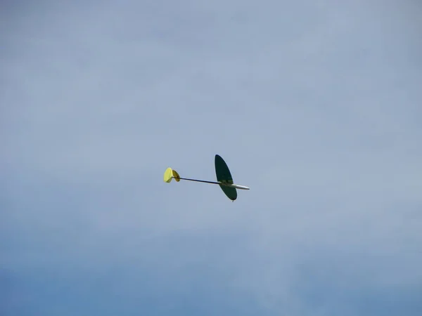 Radyo kontrollü model uçak mavi gökyüzünde yere doğru dönüyor. Havacılık, uçaklar, akrobasi ve yarışma konseptleri — Stok fotoğraf