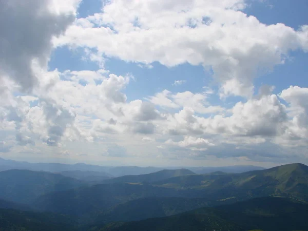 写真は山のゴベラから撮った。雲とカルパチア山脈の写真ビュー. — ストック写真