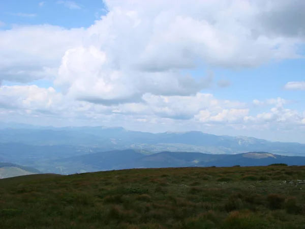 Foto è stata scattata dalla montagna Goverla. La vista fotografica delle nuvole e dei Carpazi . — Foto Stock