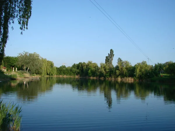 Hermoso paisaje con lago. Cielo despejado — Foto de Stock