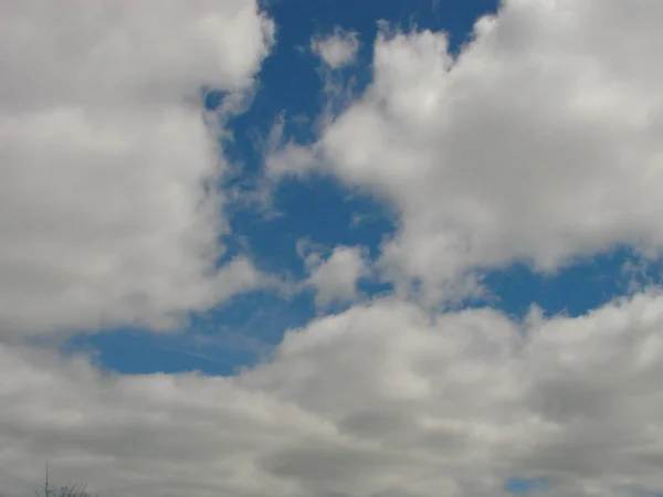 Bellissimo cielo blu con raggi di sole e nuvole. Raggi solari. — Foto Stock